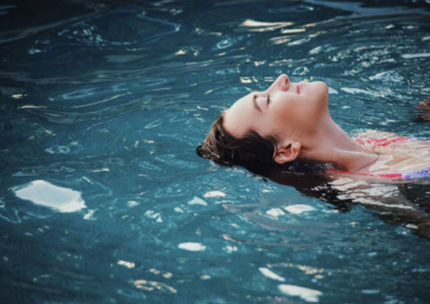 MAL DI SCHIENA? L’ESERCIZIO IN ACQUA AIUTA